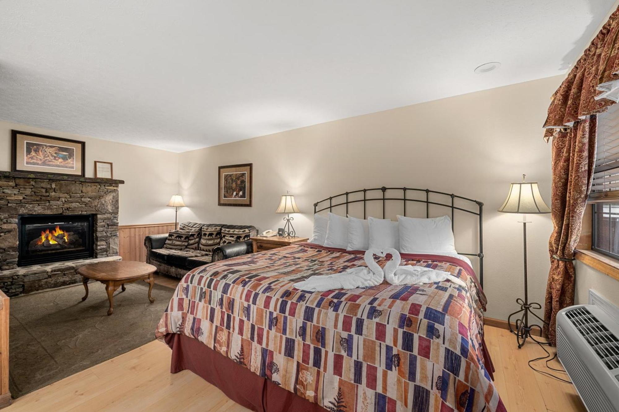 Deluxe King Suite,1165313187:JPEG